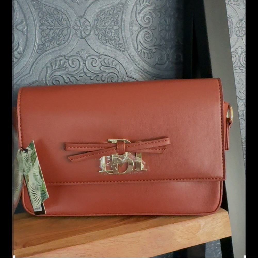BADGLEY MISCHKA BLACK CROSSBODY WITH BOW ON NAMEPLATE